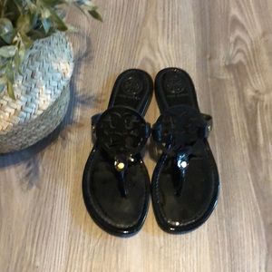 EEUC TORY BURCH MILLER sandal in black patent lthr